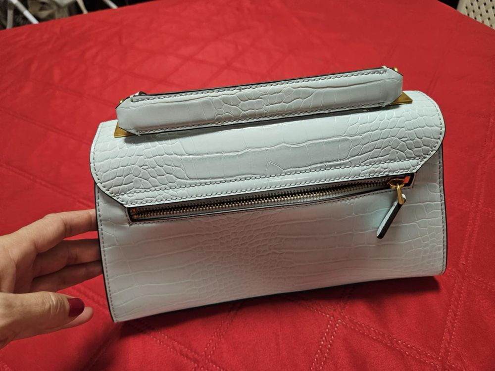 Продавам оригинална чанта Guess