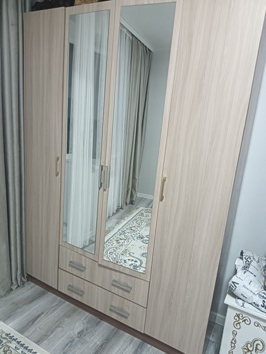 Продам шкаф в хорошем состоянии четырёхдверный