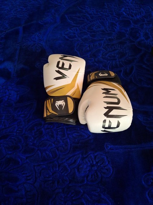 Set box / kickboxing – Mănuși Venum 16oz + tibiere Ground Game ca noi