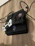 Vând ps4 cu 2 manete originale si 3 jocuri