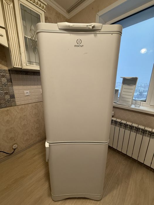 Продам холодильник Indesit