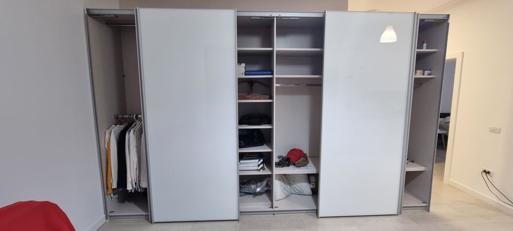 Dulap mare cu uși glisante, alb lucios