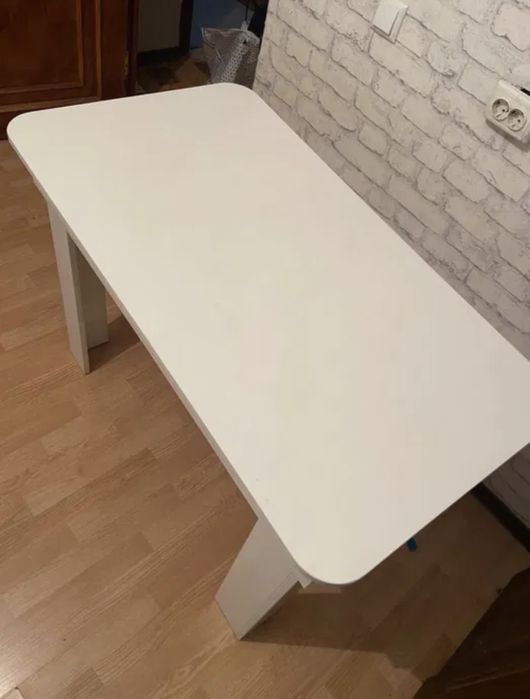 Ақ түсті стол сатылады