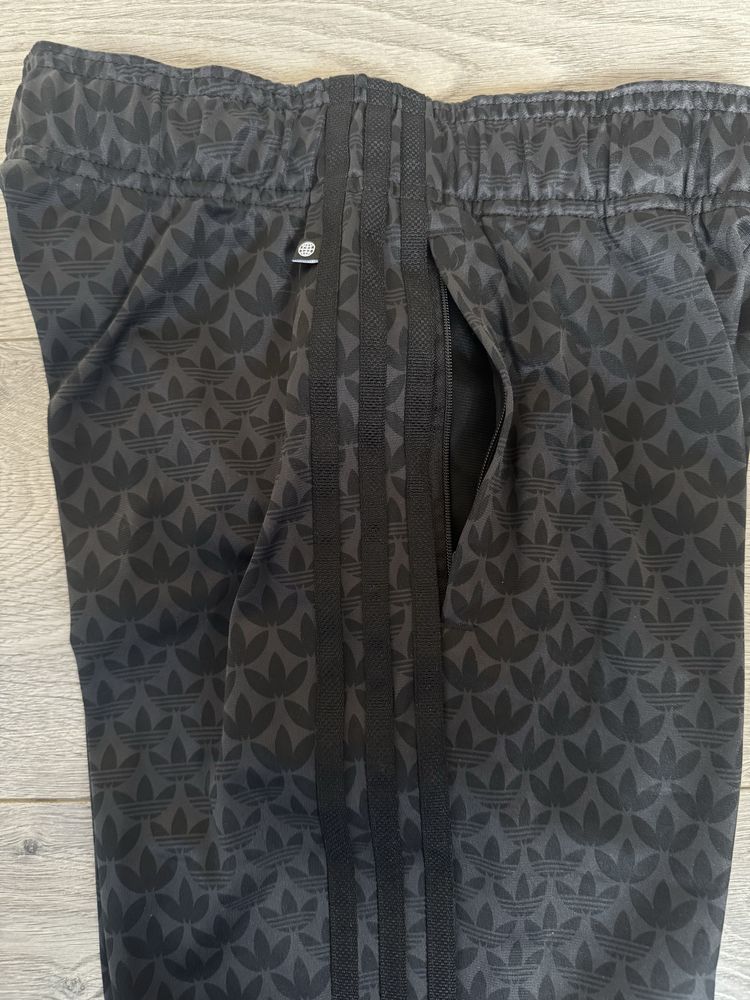 Ново, с етикет, долнище Адидас (Adidas Originals)