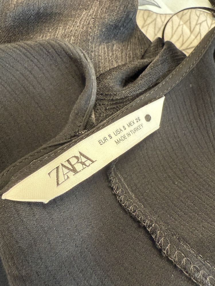 Платье Zara — стильное, элегантное с запахом