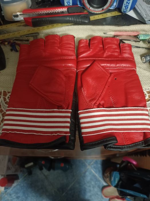 Vand mănuși pentru sport