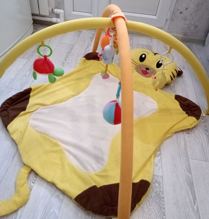 Развивающийся коврик для малыша