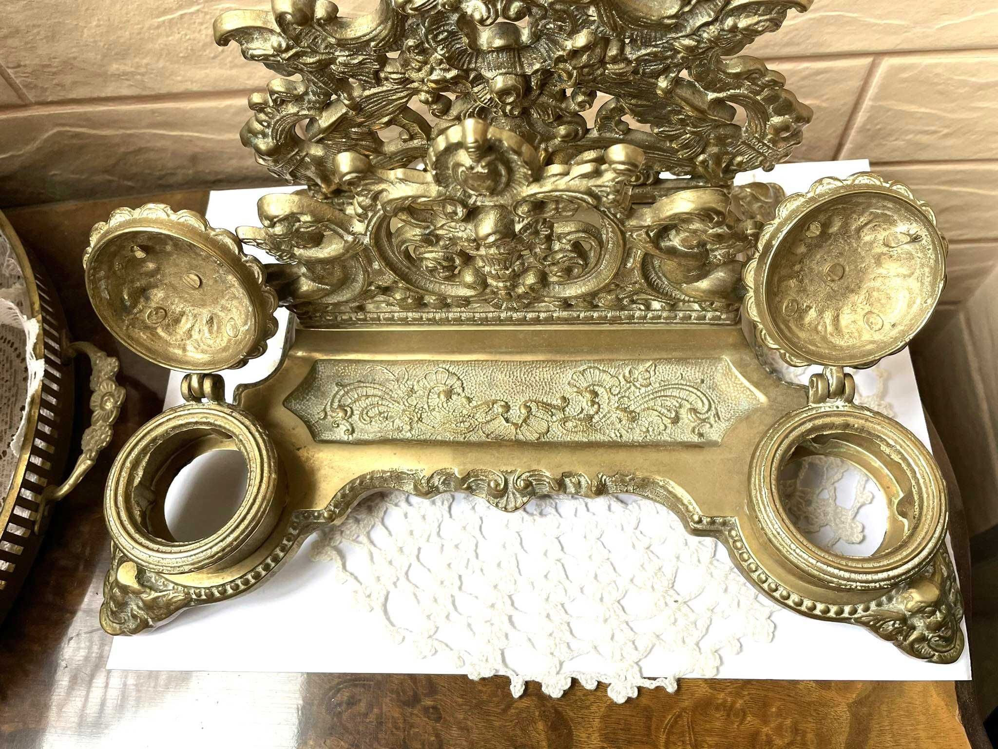 Красива барокова месингова мастилница от Англия с поставка за писма
