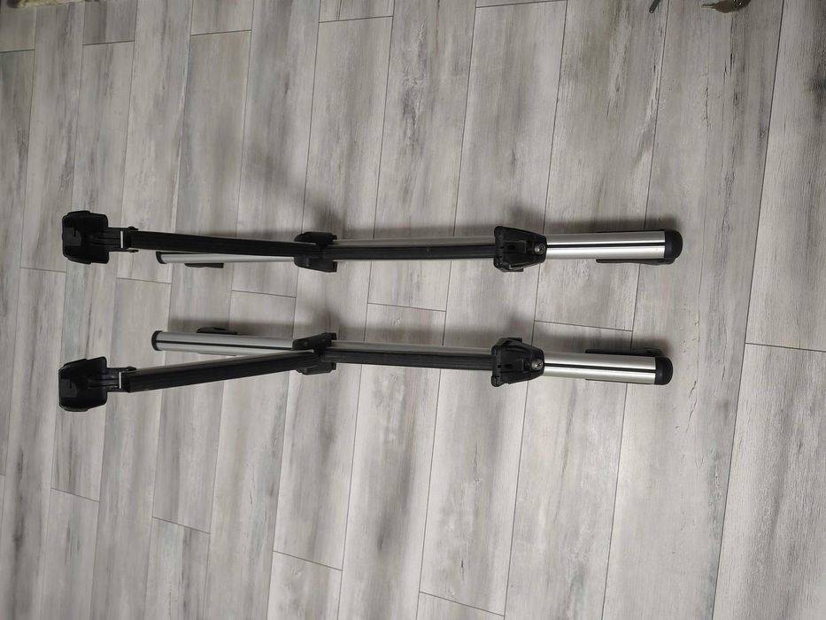 Suport schiuri auto universal – 2 schiuri / 1 snowboard cu chei