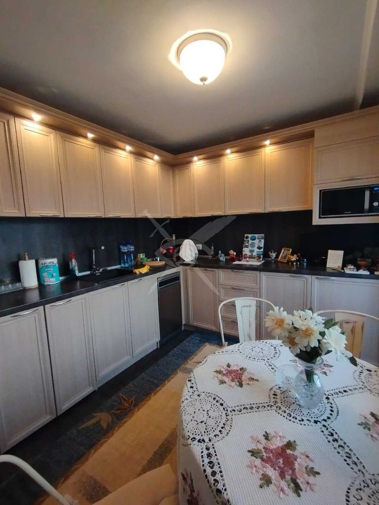 Продава се Тристаен апартамент в Бургас, Славейков - 82 кв.м за 1952 €/кв.м - Снимка #1