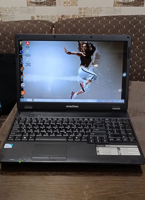 Ноутбук еМachines Е728