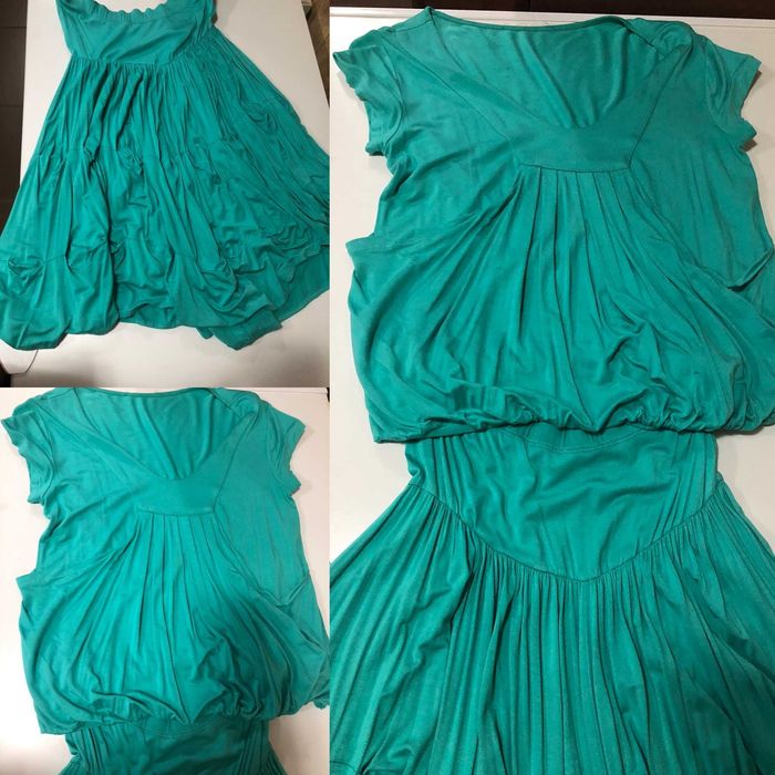 Costum alb cu dungulite fine bleu, mărime 38,