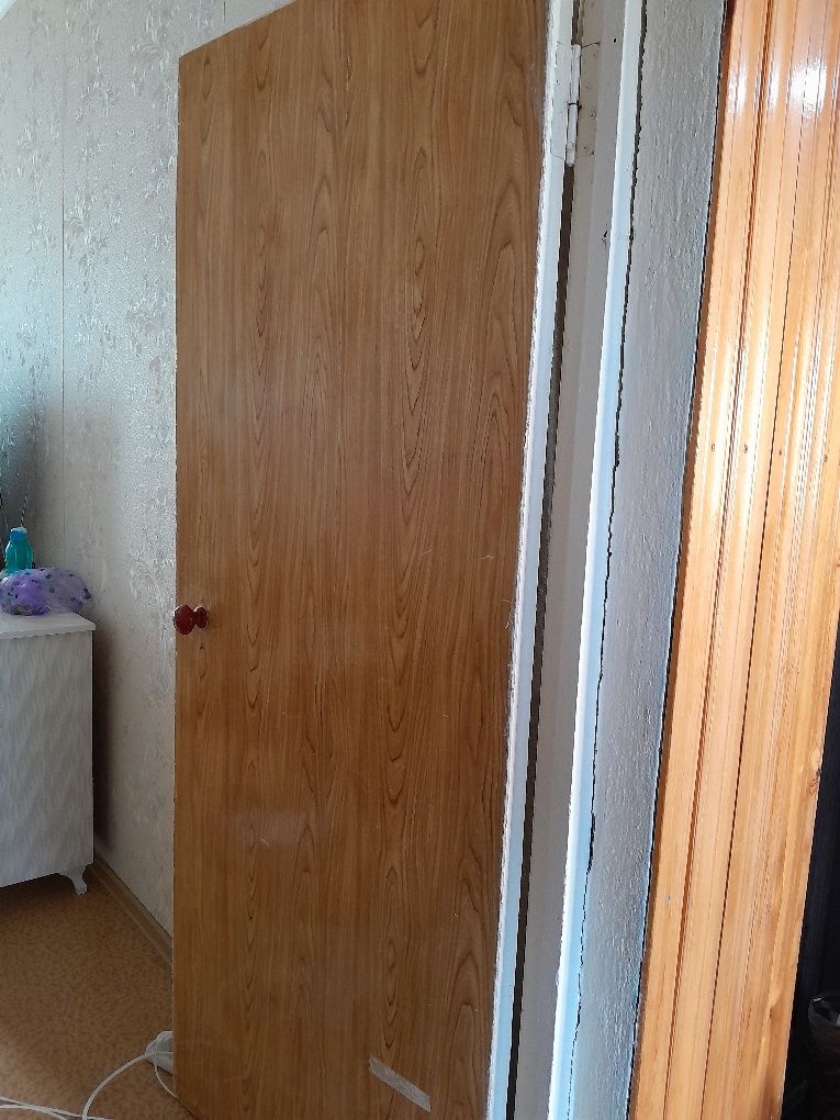 6 есіктік Шифонер; Комод айнасымен және 5 штук Есік