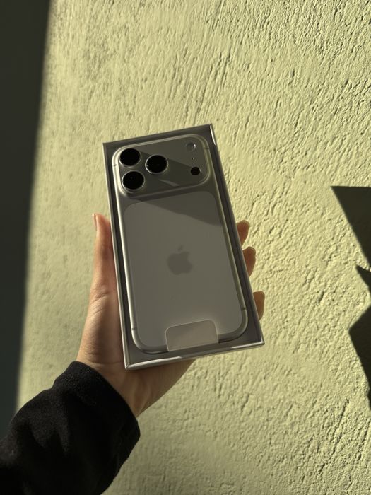Продава се чисто нов iPhone 17 Pro 512GB.