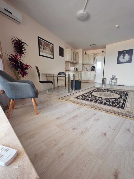 Уникален тристаен апартамент на 1 линия море