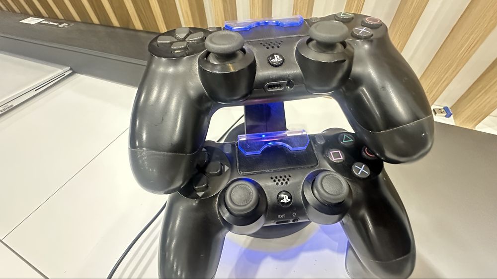 Ps4 pro 2 controllere foarte putin folosit