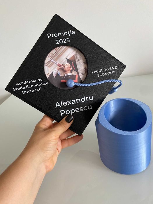 Ramă Absolvire 3D – Personalizată cu Nume, Promoție, Text – Cadou Unic