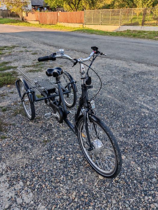 Tricicletă cu ajutor electric la pedalare
