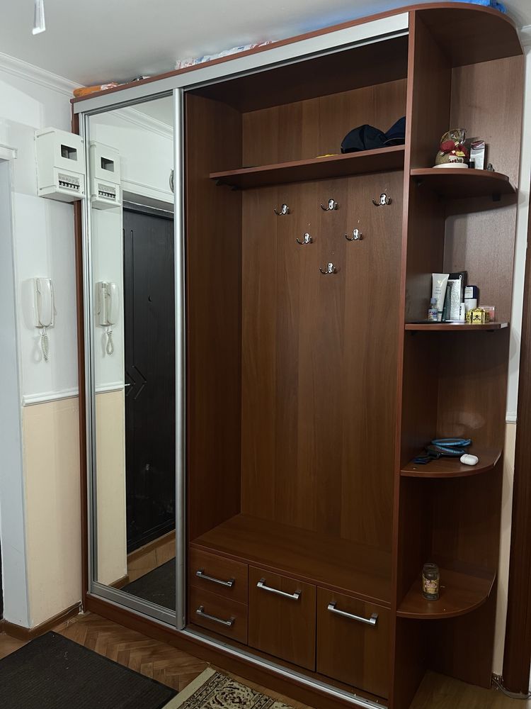 Продается прихожая шкаф