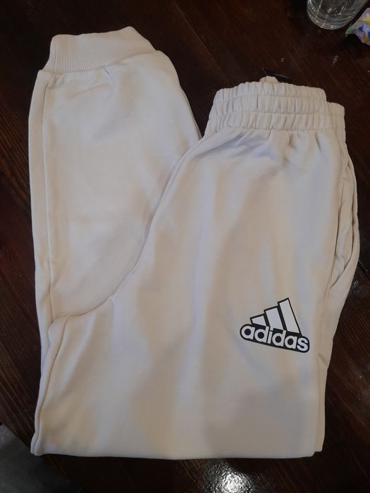 Ново долнище Adidas