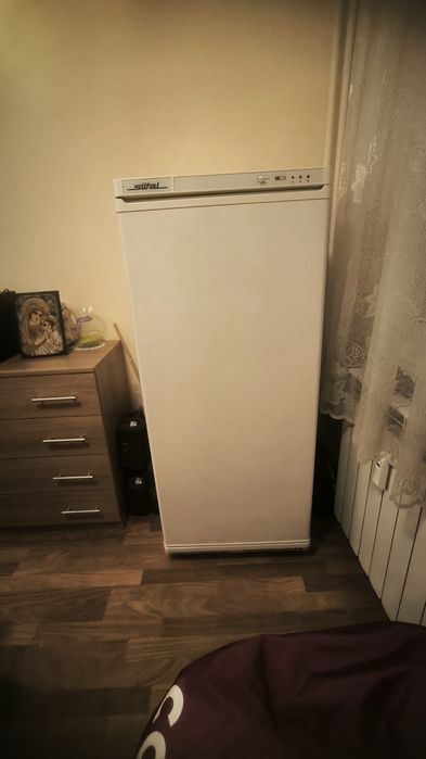 Продавам вертикален фризер