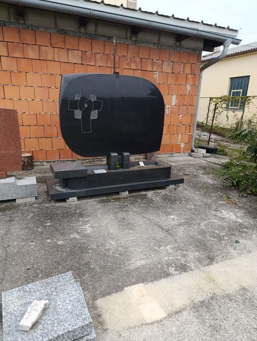 Vând obiecte funerare cruci din granit,cavou.