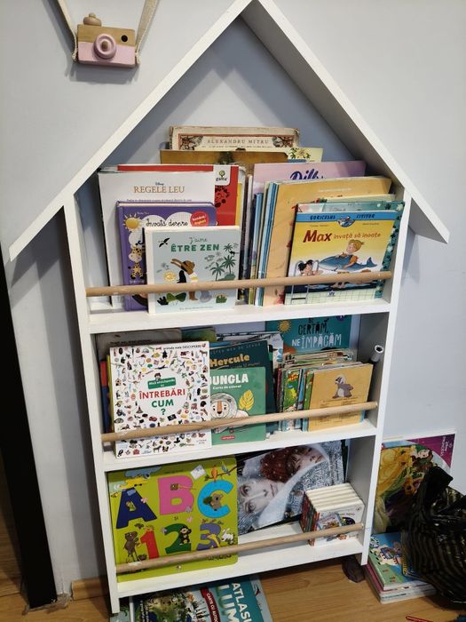 Biblioteca tip casuta Montessori