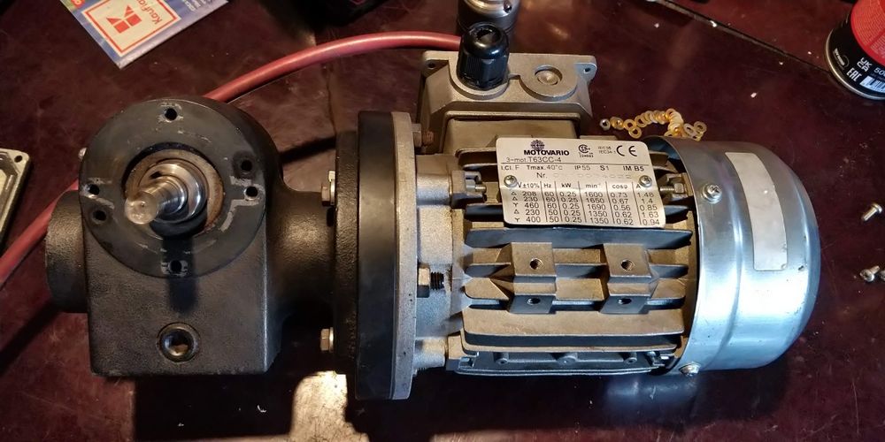 Motor electric cu reductor,220/380 v