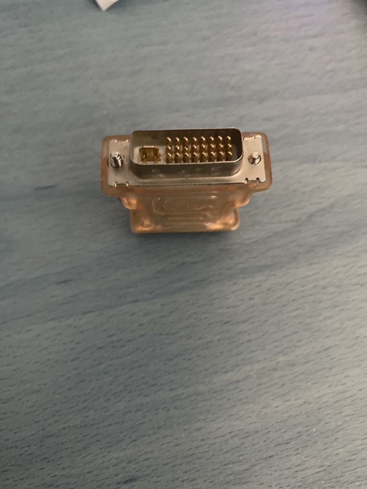 DVI към VGA адаптер