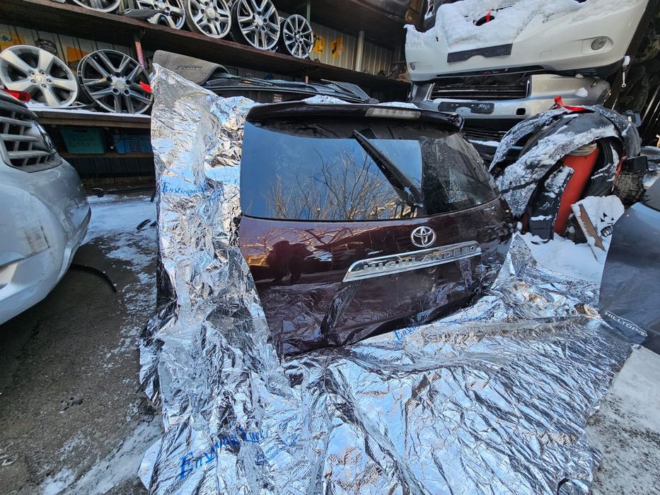 Крышка багажника на Toyota Highlander 2012год