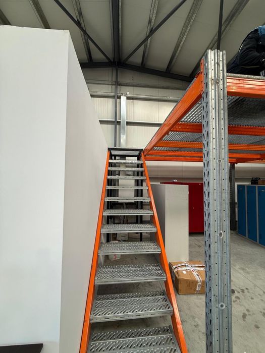 Rafturi metalice platforma