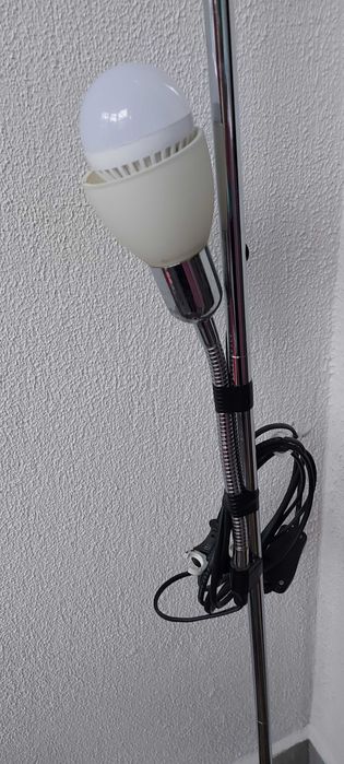 Настолна лампа с две крушки