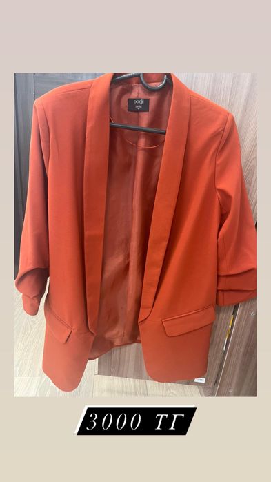 Костюмы почти новые