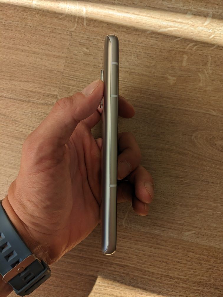 Asus Zenfone 8 (компактен телефон)