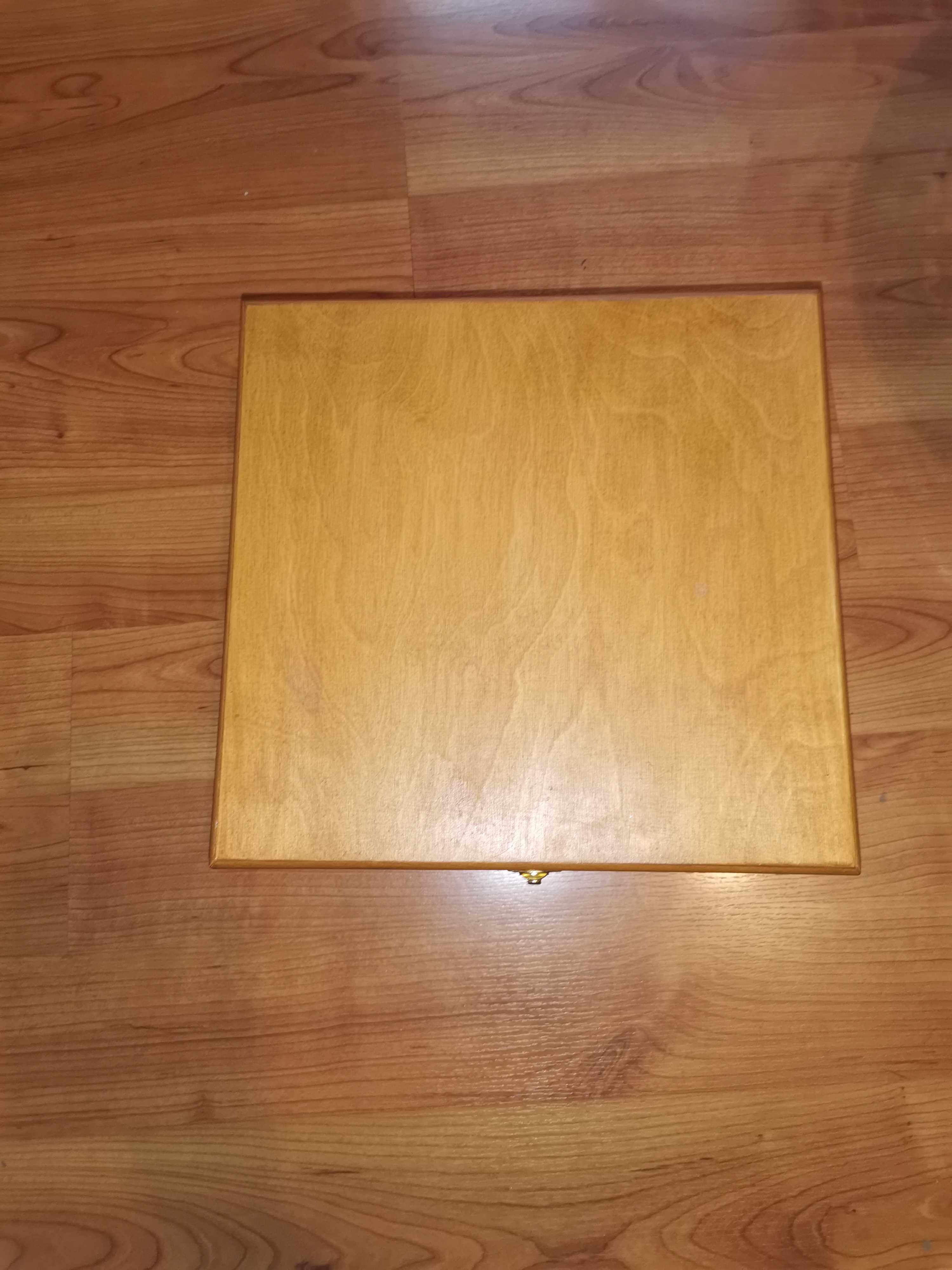 Дървена кутия за подарък