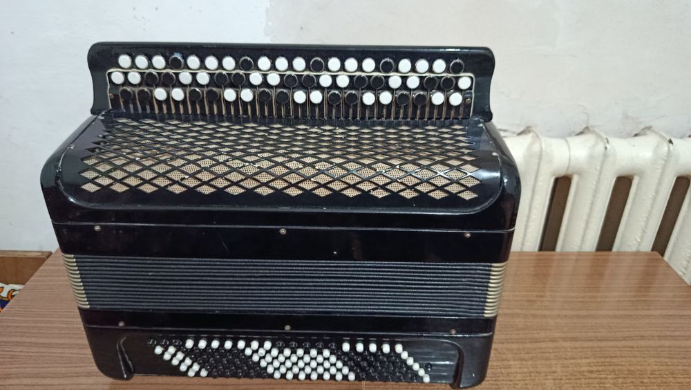 Баян (рабочий] продаётся