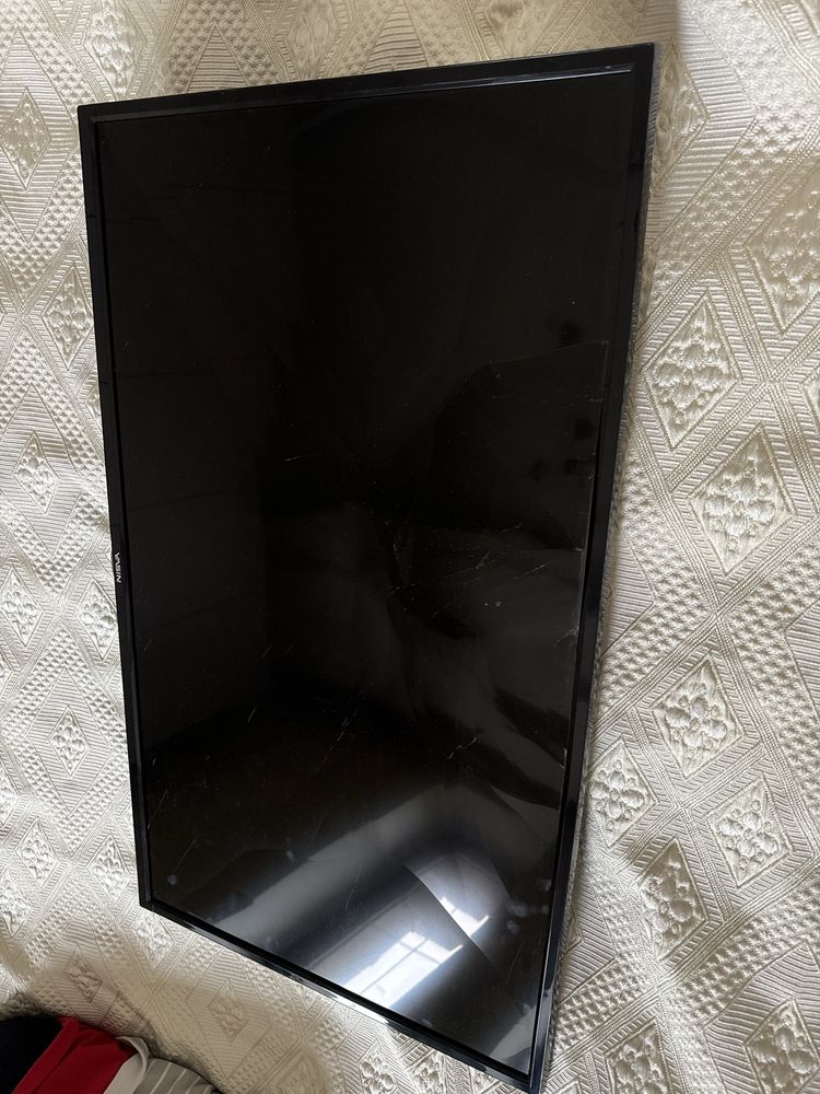 YASIN LED32E8000 на запчасти. Сломан экран. Включается экран