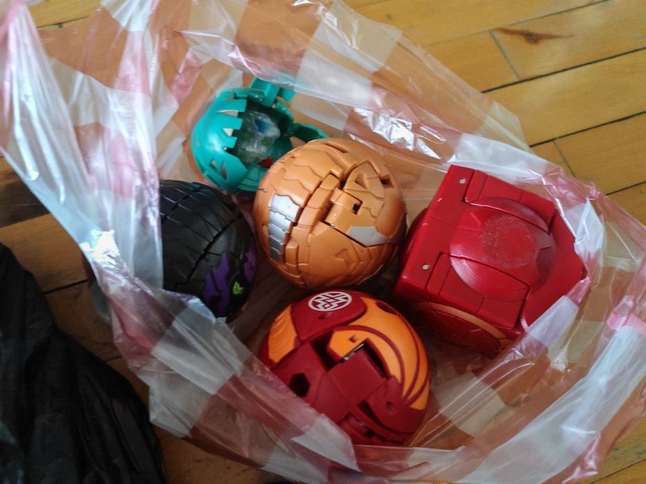 Продавам много бакугани bakugan