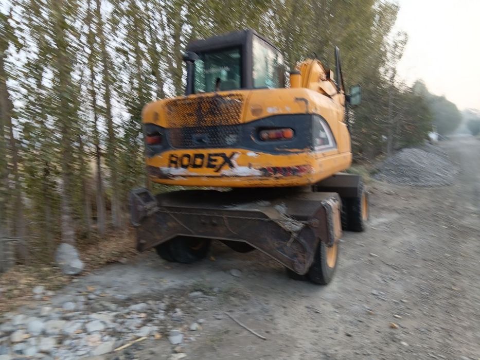 Зудлик билан Экскаватор сотилади холати идеал 15000$