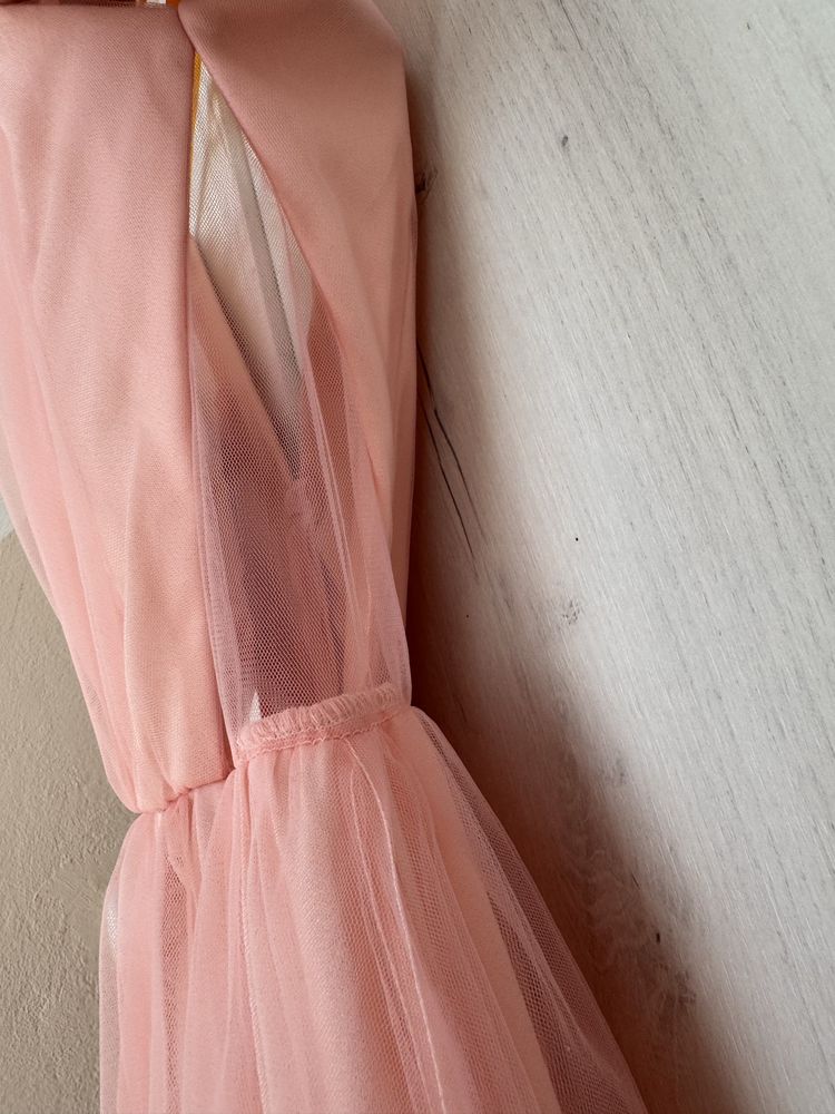 Rochie lunga roz din tulle cu crapatura pe picior