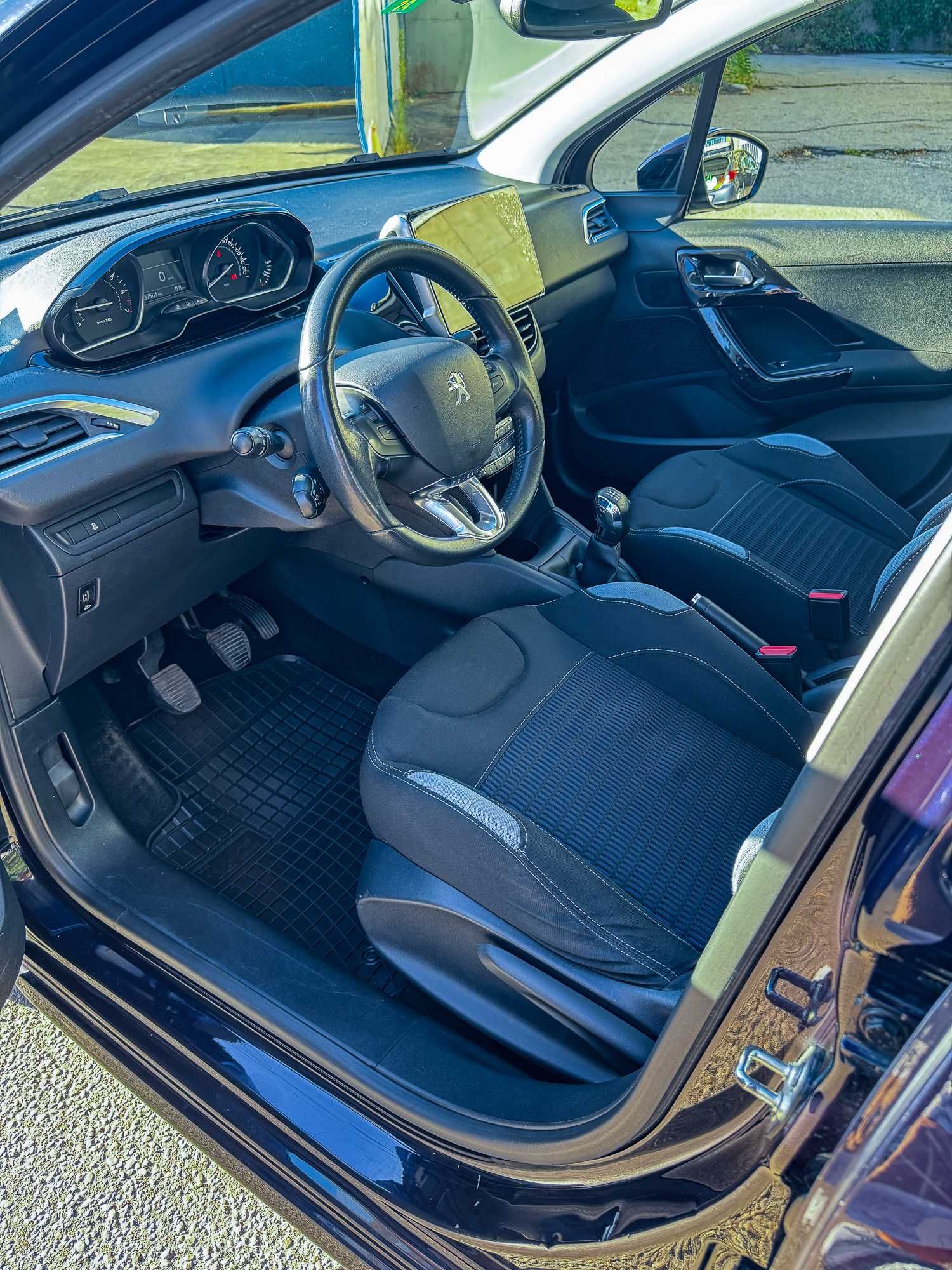 Peugeot 208 1.6 vti сервизна история, отлично състояние 2014