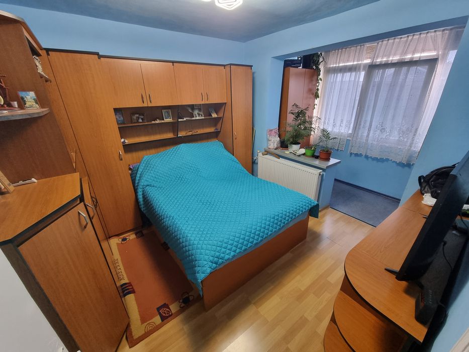 Vând apartament RL cu 4 camere în Nufărul 
Este alcătuit din.
4 camere