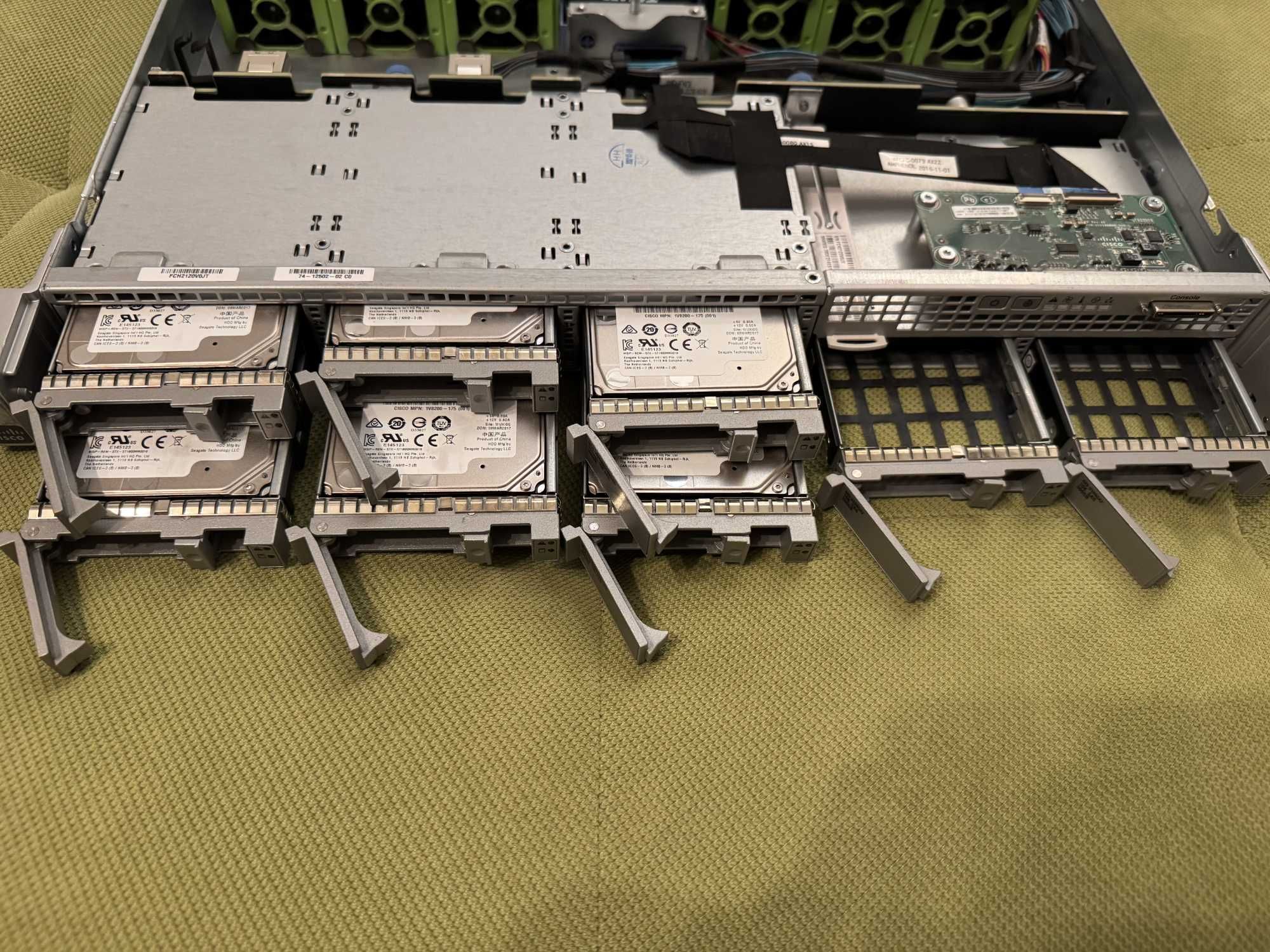 Server Cisco UCS C220 M4 – 2× Xeon E5-2630 v3, 288GB RAM, 6× HDD SAS