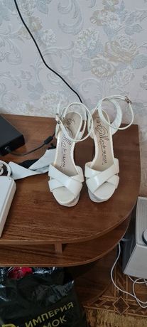 Туфли белого цвета
