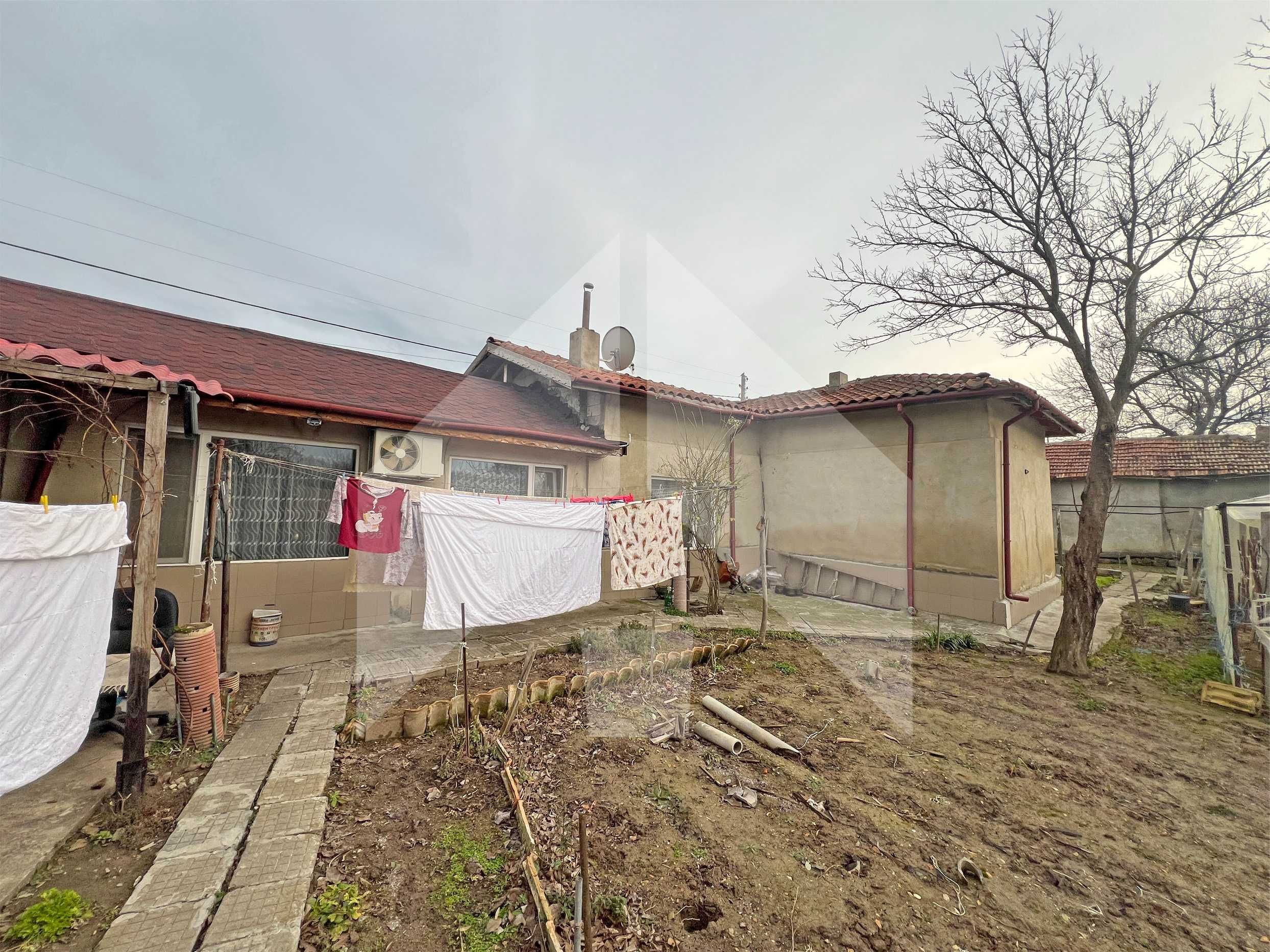 Продава едноетажна, самостоятелна къща в Нови пазар. Площ 147 кв. м.!