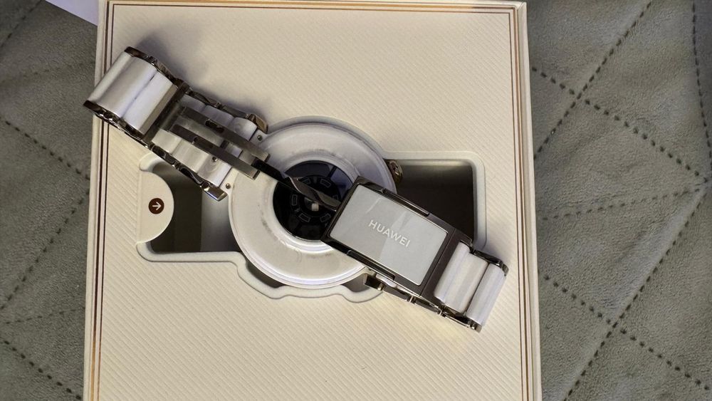 Cu garantie - Vand Huawei Watch GT 5 Pro, 42MM, Auriu, Alb