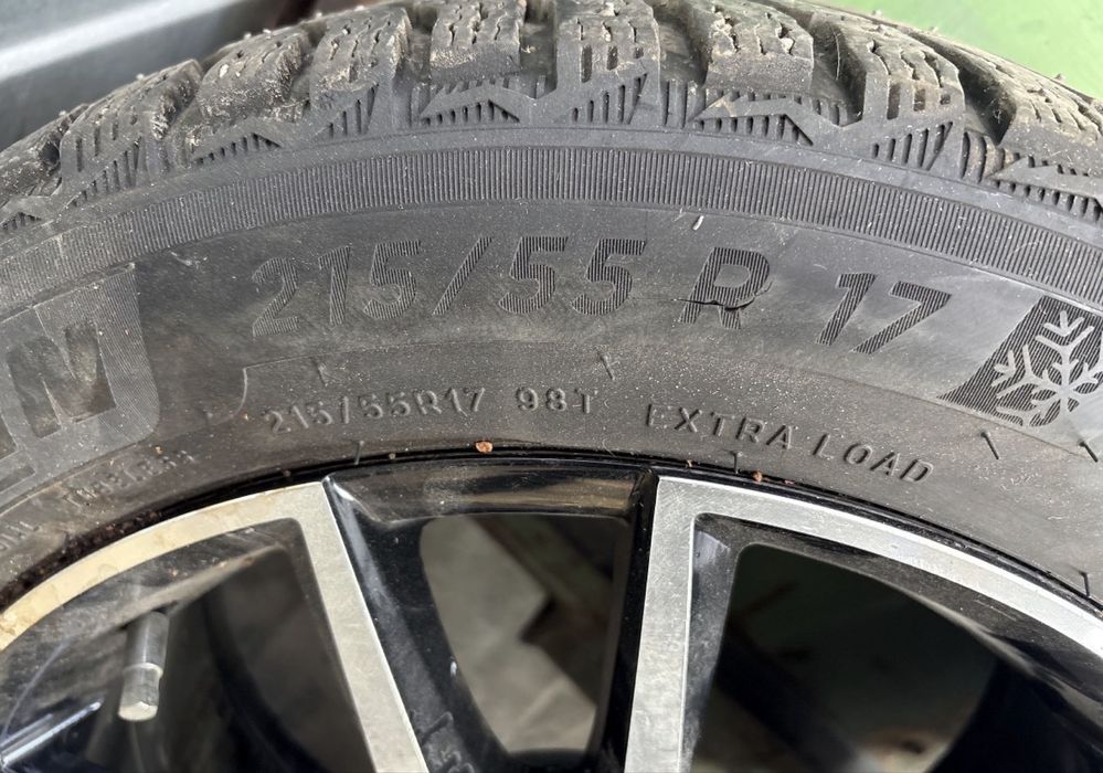 Резина зимняя шипованная мишлен от Camry с дисками R17 вы 55 ши 215