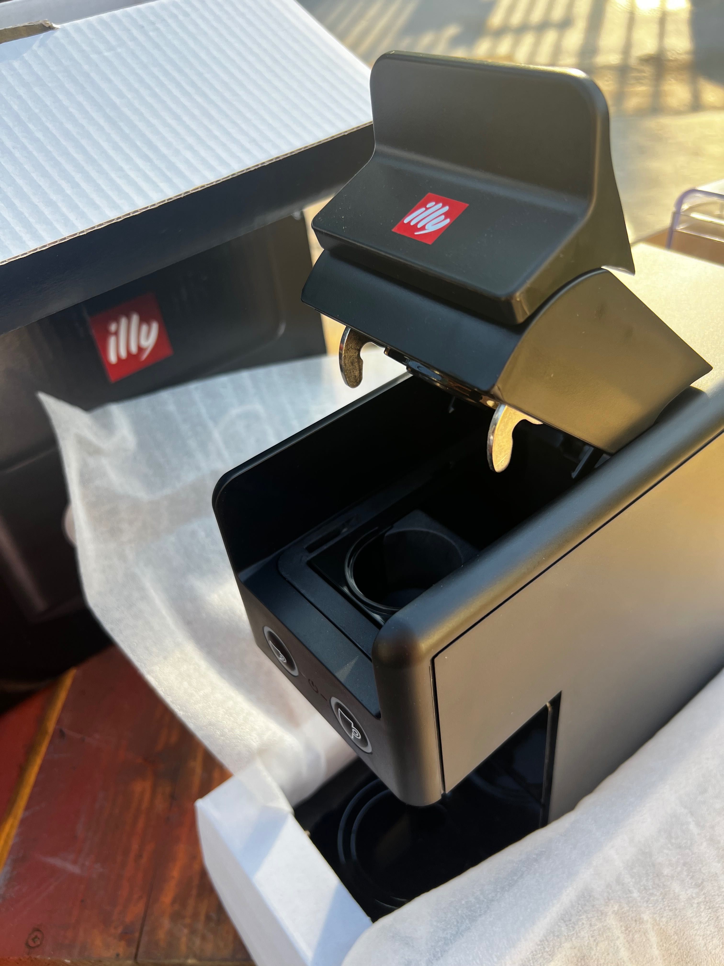 Чисто нова кафемашина illy