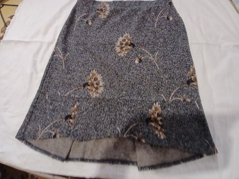 Două fuste din stofă pentru sezonul rece,40 de roni bucata.