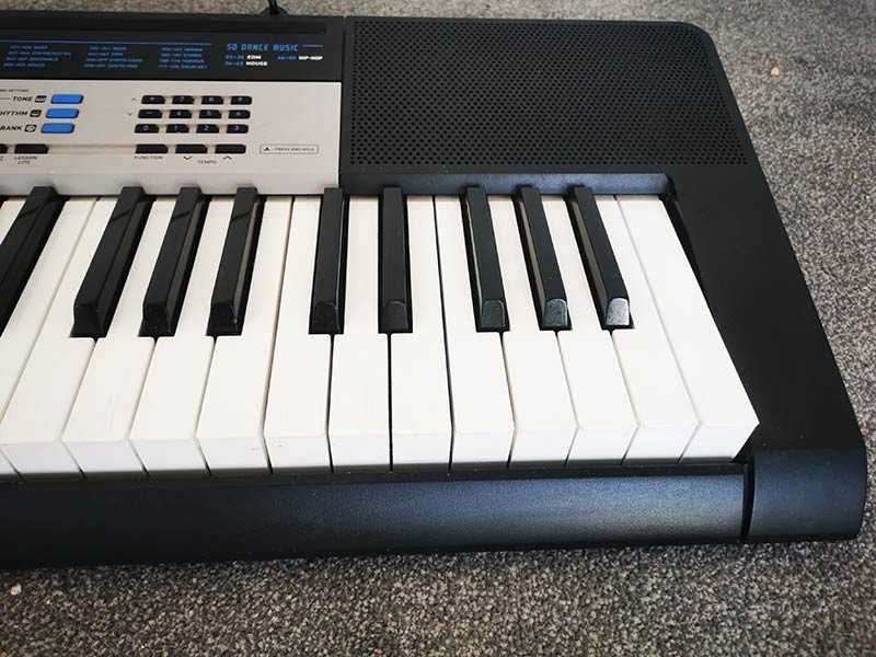 синтезатор клавир CASIO CTK-1550 пиано с 5 октави и плътни клавиши